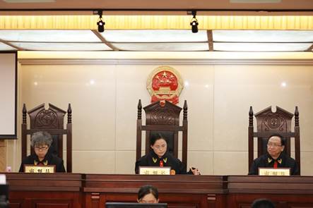 A room with a large mirrorDescription automatically generated