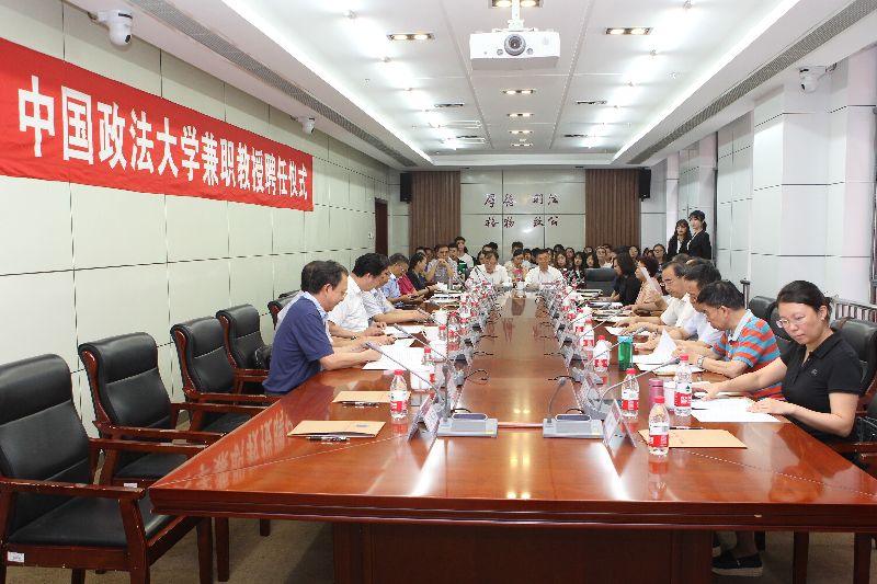 黄进校长为光明新闻传播学院十三位兼职教授颁发聘书