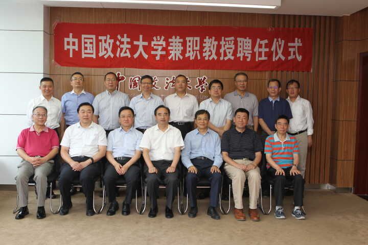 黄进校长为光明新闻传播学院十三位兼职教授颁发聘书