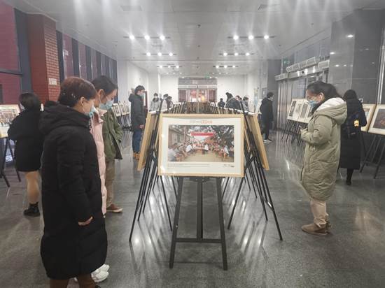 师生在现场参观