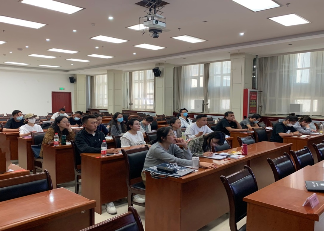 教室内认真听讲的学员